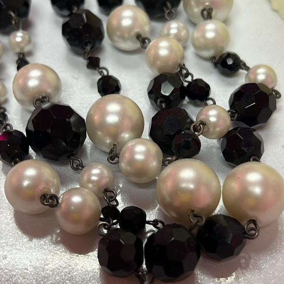 🖤WHITE HOUSE BLACK MARKET PEARL & BLACK 3 STEAND ADJUSTABLE 17” NECKLACE 🖤 - Picture 3 of 14